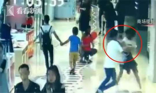 夜色降臨，湖面上的鴛鴦一對(duì)對(duì)依偎在一起