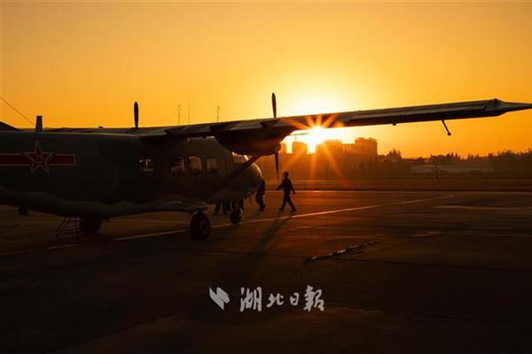 高校男生打造古風(fēng)宿舍