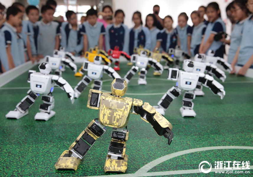 郭晶晶霍啟剛帶兒子插秧：這才是真正的豪門！