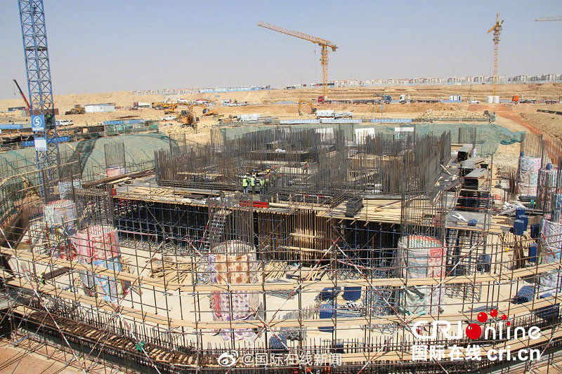 倪妮嘟嘴賣萌霸氣舉槍