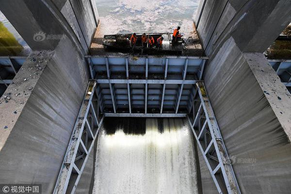 自建網(wǎng)站推廣的形式_貨車高速輪胎起火 男子先后5次鉆進(jìn)車底滅火