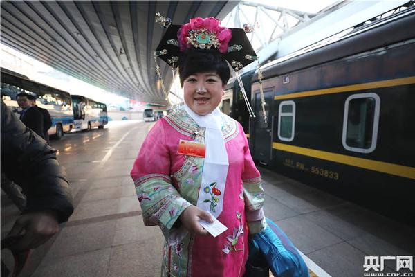 女子模仿網(wǎng)紅養(yǎng)生睡姿，半夜韌帶拉傷疼醒