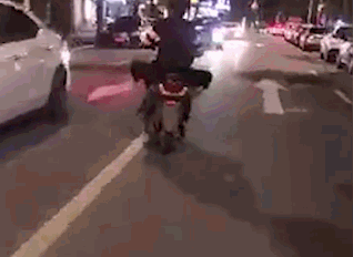 上帝之眼2020最新攝像頭爆破工具_回鄉(xiāng)探親帶了10個保鏢，進村看到養(yǎng)父被鎖狗籠，村霸：你算老幾！