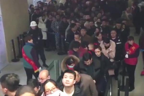 上帝之眼2020最新攝像頭爆破工具_回鄉(xiāng)探親帶了10個保鏢，進村看到養(yǎng)父被鎖狗籠，村霸：你算老幾！