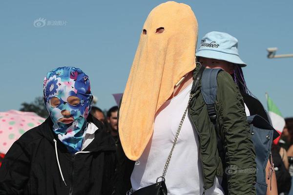 以太坊瀏覽器_女主播直播暴雨 渾身濕透