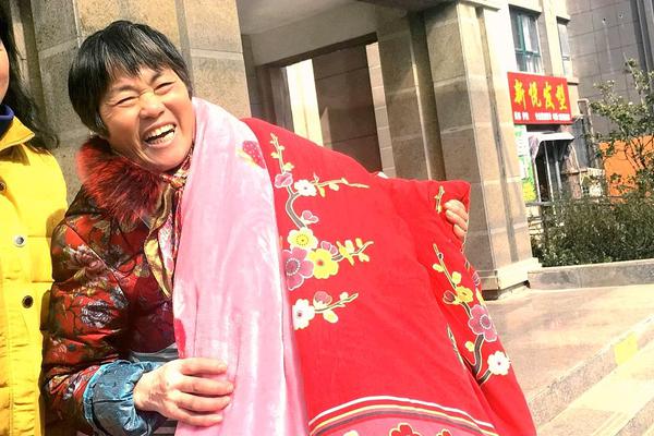 美女接詐騙電話預判騙子套路_男子幫人擔保貸30萬還款時對方舉家消失 被迫還50余萬