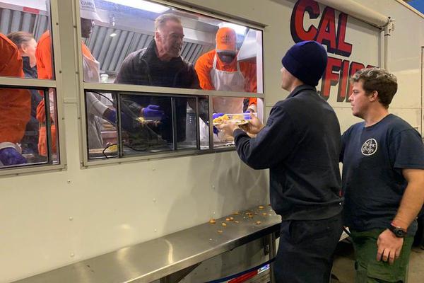 域名備案管局審核能催審嗎_小學副校長課間帶頭跳鬼步舞