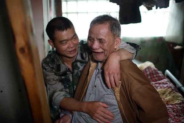 何炅過生日與汪涵一同慶祝 楊樂樂：彼此要珍惜啊