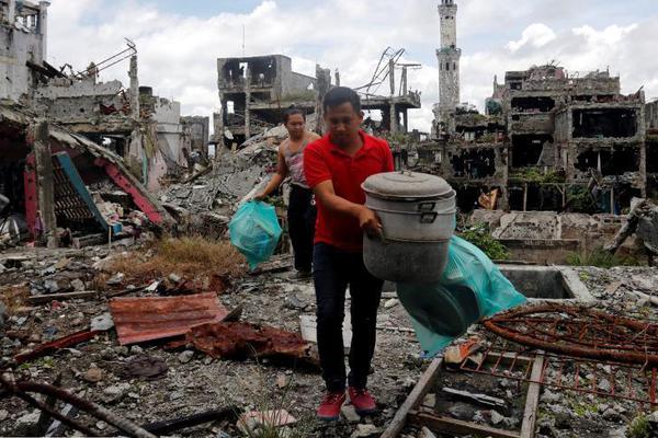 剛演示過(guò)絲滑跑步，特斯拉機(jī)器人莫名倒地，姿勢(shì)怪異