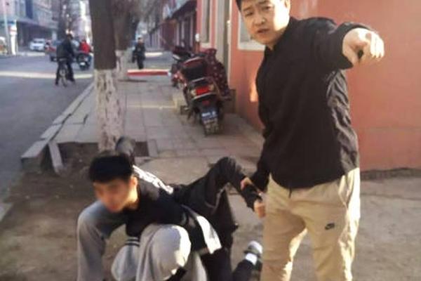 中國兩只大熊貓“丁丁”和“如意”今日起程赴俄羅斯