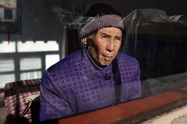 一鍵識別王網(wǎng)頁版_芬蘭小姐拉眼角歧視中國人！謊稱只是頭痛，被罵到破防關(guān)閉評論