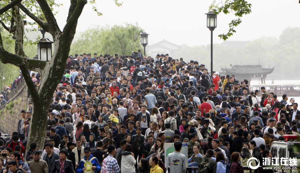 居民住在老街景區(qū)里，不用交物業(yè)費(fèi)也享有高品質(zhì)服務(wù)，怎么做到的？