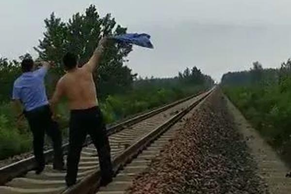 python網(wǎng)頁(yè)顯示mysql表怎么解決_58歲余杭阿姨坐擁8套房，白天阿里當(dāng)掃地僧，晚上面試阿里租客