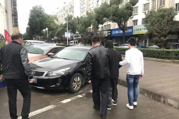 烏魯木齊“清雪天團(tuán)”霸氣上線 連夜“鏟”出平安路