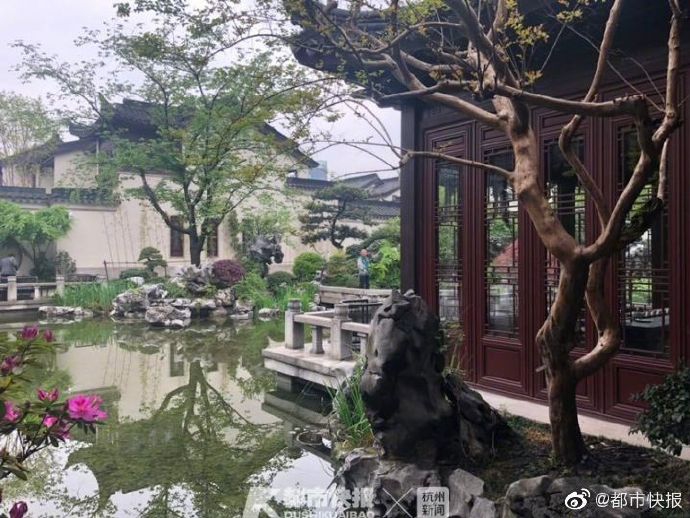 女人年紀(jì)大了怎么穿？試試：衣選長、鞋帶跟，會疊穿，才優(yōu)雅