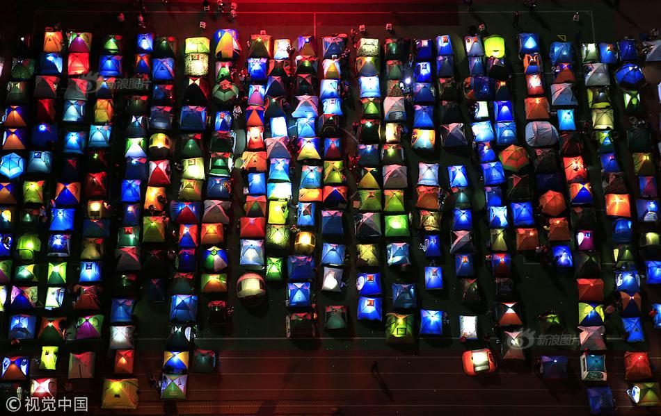 貨車高速輪胎起火 男子先后5次鉆進(jìn)車底滅火