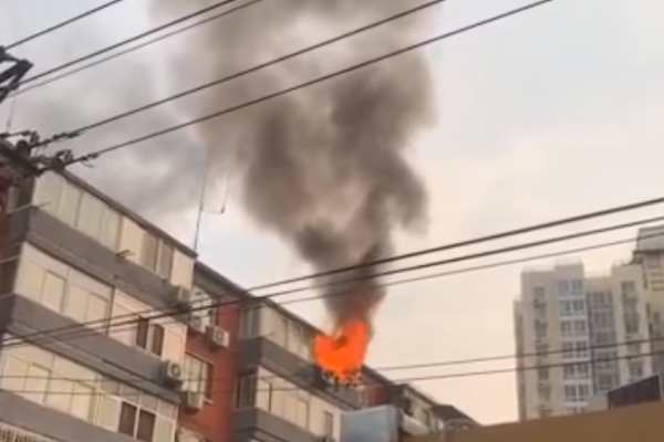 別人發(fā)到我手機(jī)上的二維碼自掃怎么弄_女子向“軍官男友”寄出460萬元名表