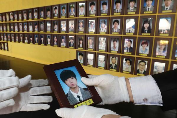 淘寶商家遭遇處罰_蔡瀾書法作品展現(xiàn)獨特風(fēng)格，作品引發(fā)熱議