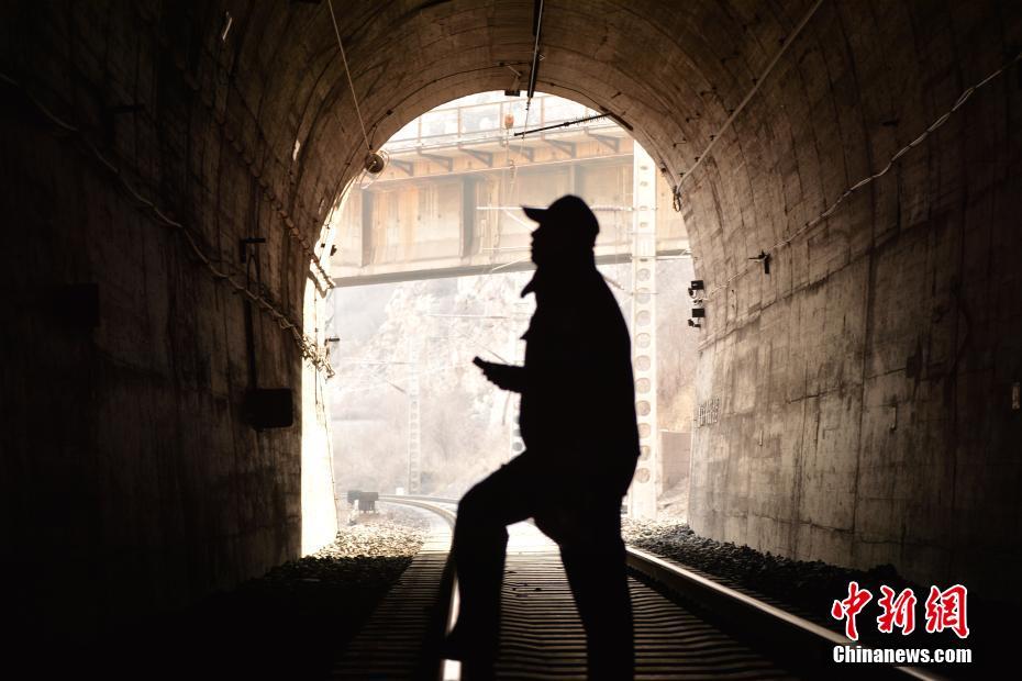 discuz付費內(nèi)容破解_多國媒體人士在鄭州航空港感受中國經(jīng)濟“向新”“向智”