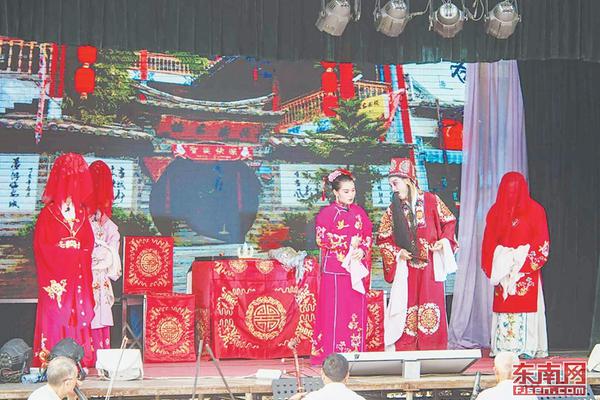 交友網(wǎng)站借直播平臺引流自家網(wǎng)頁_楊冪模仿林永健老花眼玩手機(jī)