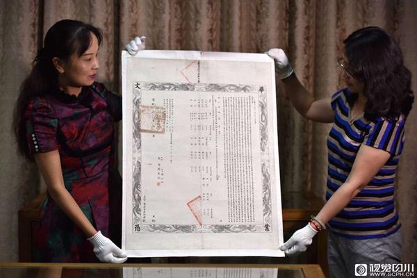 在萬物蕭瑟的秋冬，用一條彩色圍巾點(diǎn)亮一整天