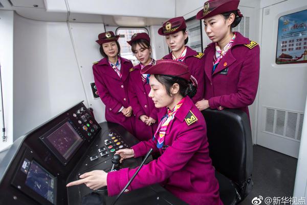 烏魯木齊“清雪天團(tuán)”霸氣上線 連夜“鏟”出平安路