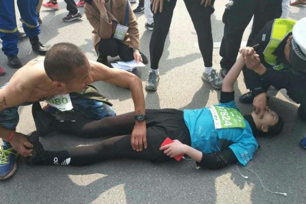 美國(guó)在線(xiàn)購(gòu)物網(wǎng)站排名_湖北黃石：外國(guó)游客打卡佛手雕塑 遠(yuǎn)眺仙島湖風(fēng)光