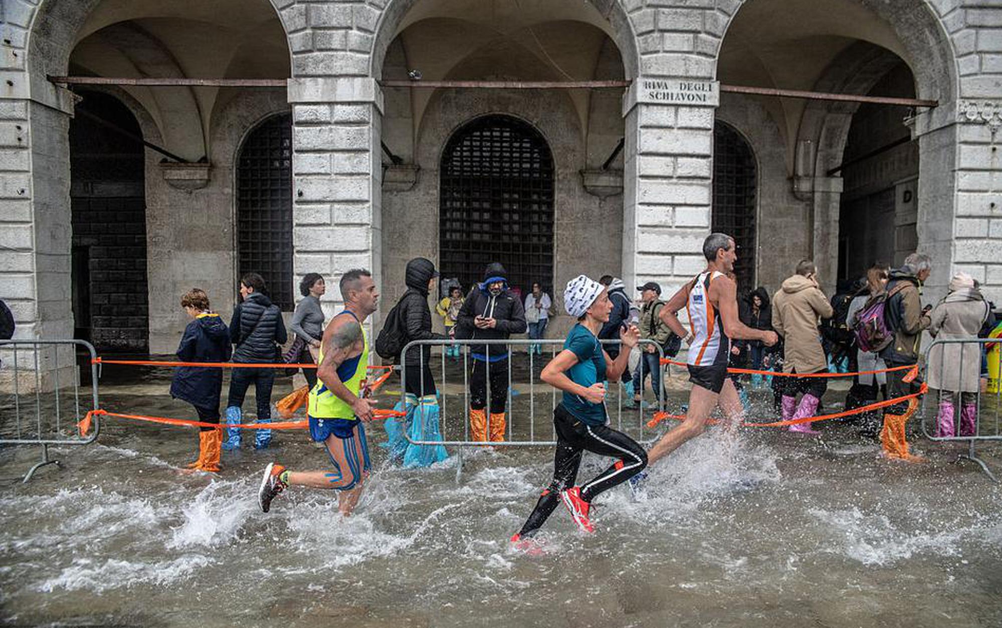 關(guān)于網(wǎng)絡(luò)安全的調(diào)查報告_五分鐘的混亂：美海軍如何擊落自家戰(zhàn)機(jī)