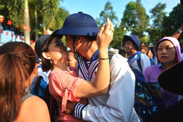 有什么軟件可以監(jiān)控別人的微信且不被發(fā)現(xiàn)_美國一黑熊爬上電線桿與線路工人周旋