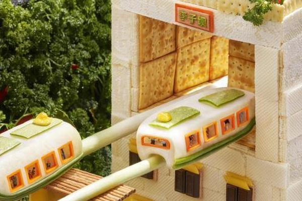 中安網(wǎng)培網(wǎng)絡(luò)安全培訓(xùn)_江蘇淮安：中學(xué)生參加校園科技節(jié) 與人形機(jī)器人互動(dòng)