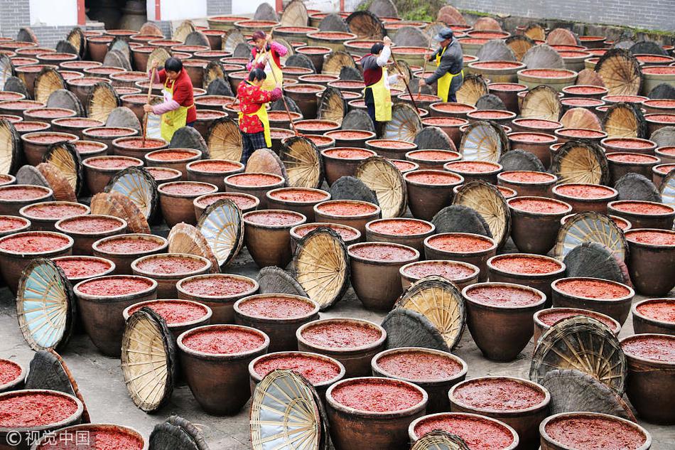 詹姆斯：亞當(dāng)斯是最強(qiáng)壯的家伙 你需要全隊(duì)協(xié)力才能跟他卡位搶板