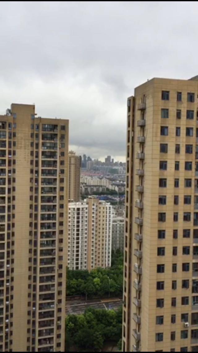 我是私家偵探受人之托調(diào)查你的私人_罕見(jiàn)！地產(chǎn)股批量漲停！發(fā)生了什么？