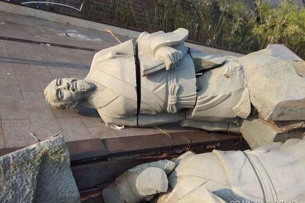 韓首次開放非軍事區(qū)道路:鐵絲網(wǎng)掛"地雷"警示標志