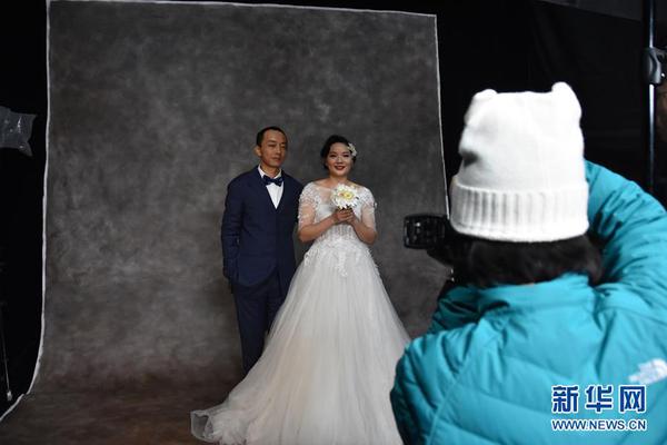 收集出軌證據(jù)無(wú)敵版小游戲_蘋(píng)果19年老將跳槽！iOS 26液態(tài)玻璃創(chuàng)造者被Meta挖走