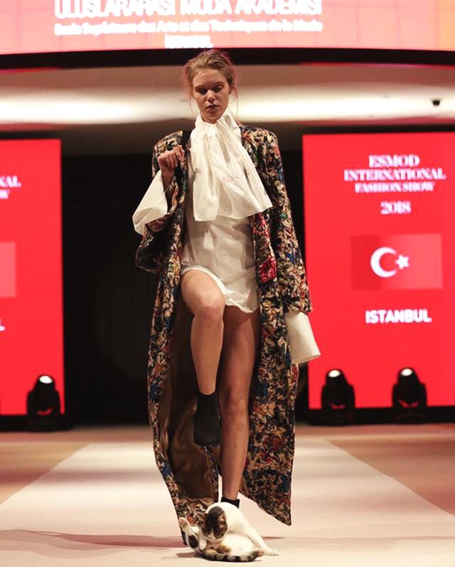 低價(jià)刷qq業(yè)務(wù)卡盟網(wǎng)站_法國(guó)藝術(shù)家貝納維內(nèi)紀(jì)念雕塑捐贈(zèng)儀式在北京舉行