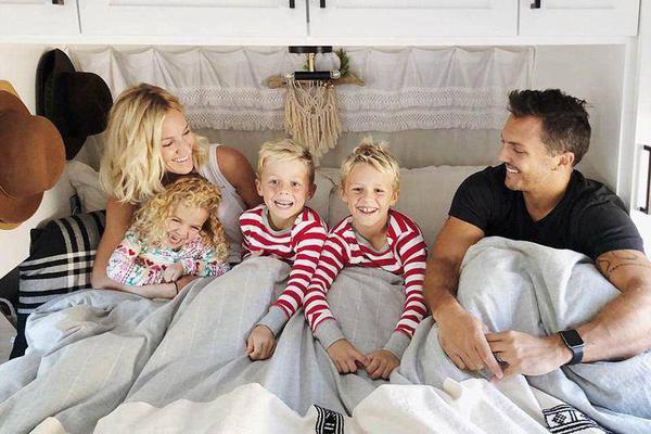 錄口供的時(shí)候警察可以翻我手機(jī)嗎_新疆勞動(dòng)者丨烏魯曼·哈力亞：我是國(guó)門“汽車擺渡人”