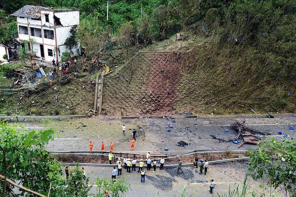 通遼警方打掉特大賭網(wǎng)站洗錢團(tuán)伙_【桐心薇泯】千禧年軼事