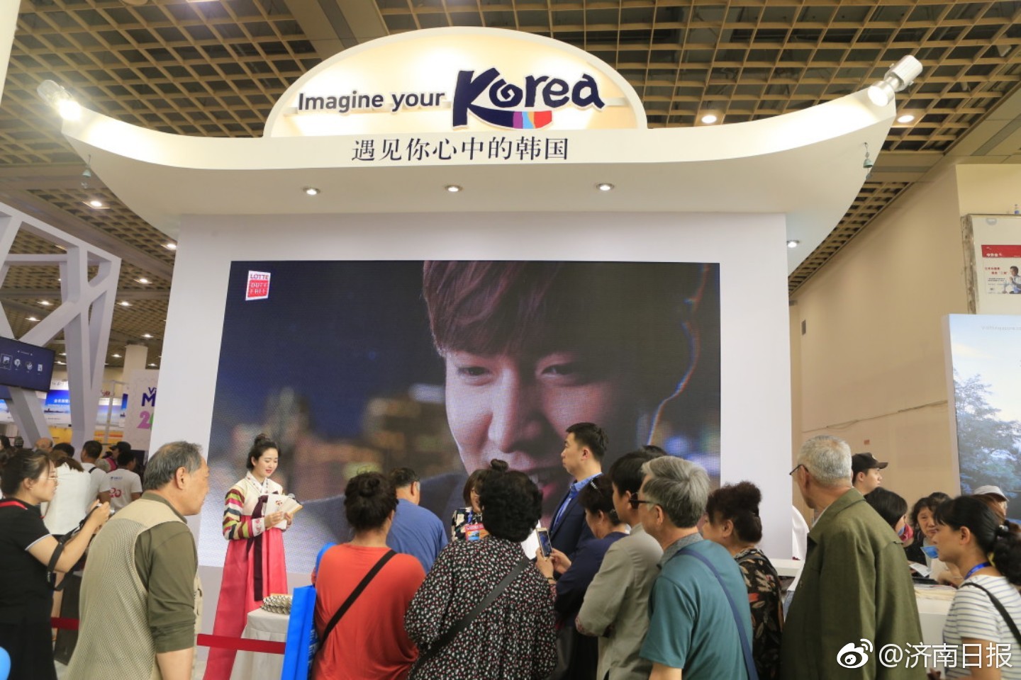 免費(fèi)查企業(yè)的網(wǎng)站_湖北黃石：外國游客打卡佛手雕塑 遠(yuǎn)眺仙島湖風(fēng)光