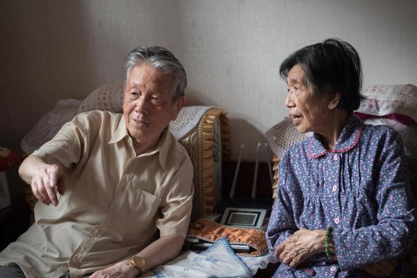 為什么現(xiàn)在不穿破洞牛仔褲了_日本藝人控訴電商陷阱 差點(diǎn)花高價(jià)買了Switch 2照片