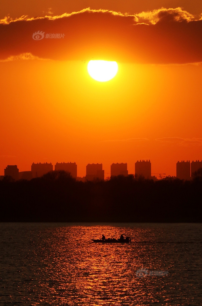 體育館斷電觀眾手機照亮現(xiàn)場