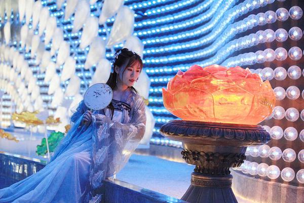 女子模仿網(wǎng)紅養(yǎng)生睡姿，半夜韌帶拉傷疼醒