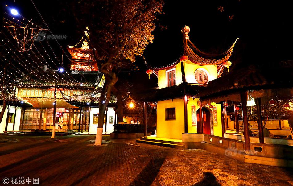 wordtalk外國(guó)人騙局_航母奶媽呼倫湖號(hào)大型補(bǔ)給艦現(xiàn)身大連，與國(guó)產(chǎn)航母首次同框