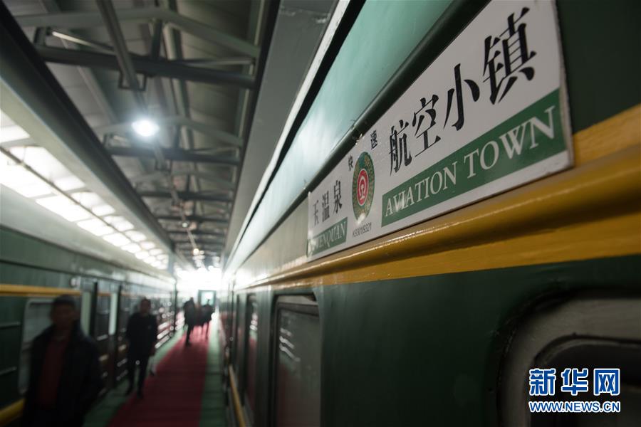 剛演示過(guò)絲滑跑步，特斯拉機(jī)器人莫名倒地，姿勢(shì)怪異