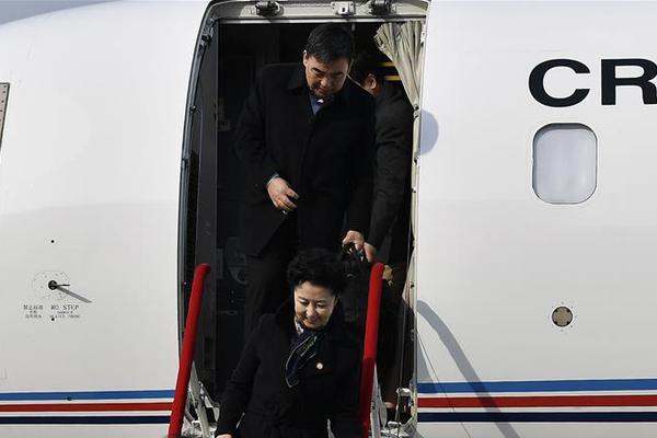 黃景瑜疑似新戀情曝光，曾帶女生回豪宅，在國外還抽空與女方旅游