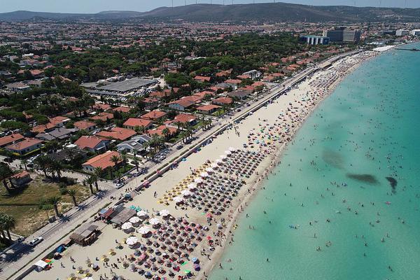 前端傳list到后端_泰柬邊境沖突后居民撤離到寺廟內(nèi)休息