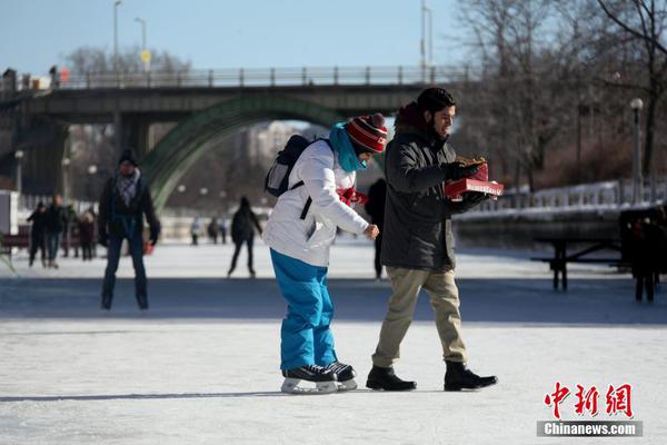 中央網(wǎng)信辦投訴平臺_AI繪民生·“十五五”新圖景｜@學生和家長：數(shù)字化學習 資源更均衡！