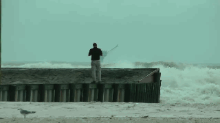 女子模仿網(wǎng)紅養(yǎng)生睡姿，半夜韌帶拉傷疼醒