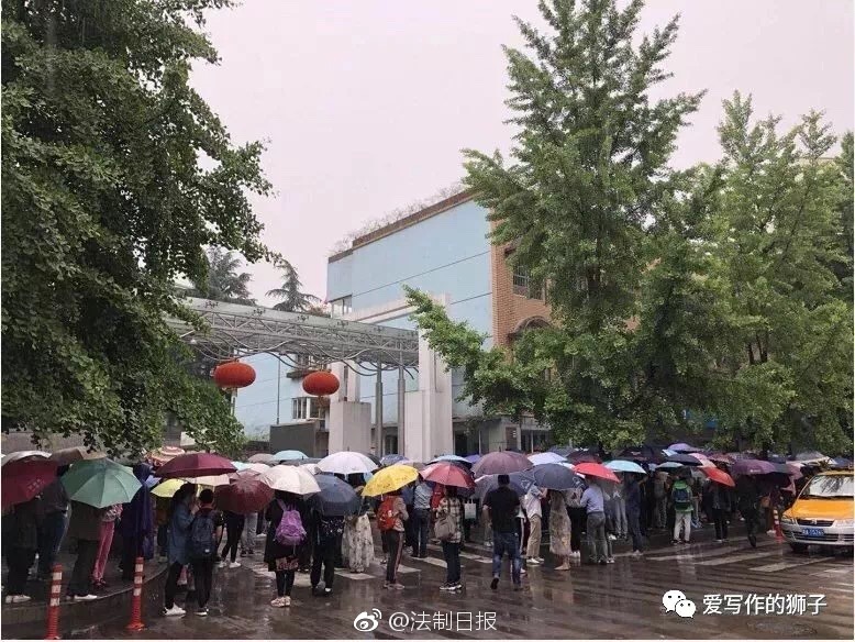 jquery彈出提示框_賈乃亮王源楊超越同逛公園 露半張臉比耶默契足