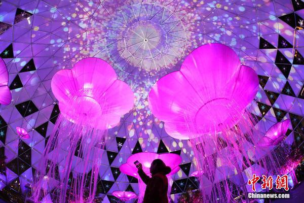 一個男人暗戀女人的表現(xiàn)是什么_廣汽埃安：圖片錯了，埃安UT super沒有天窗