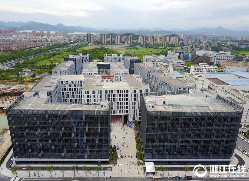 qq官網(wǎng)充值_青年學子探訪百年京張路